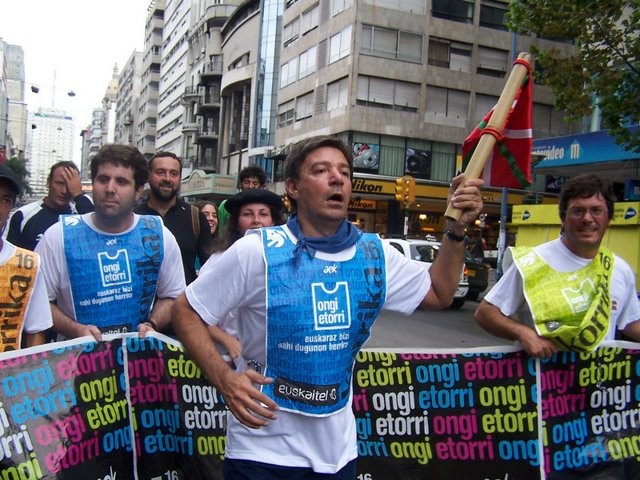 Los corredores en plena avenida 18 de Julio de Montevideo (foto EuskalErriaEE)